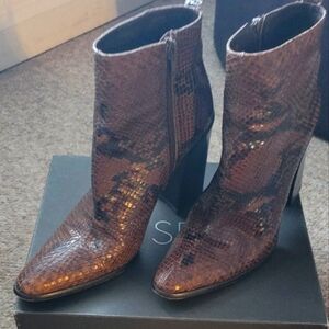 VTG Via Spiga Like New  Snakeskin Leather Ankle Bootie Made in Italy Sz 8.5